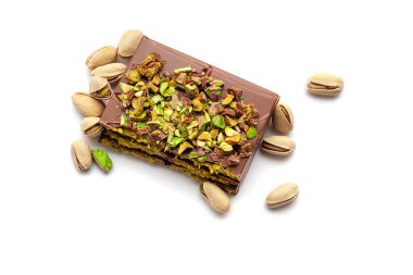 Beyaz arka planda fıstık ezmeli Dubai çikolatası.