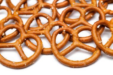 Alman tuzlu Brezelleri beyaz arka planda. Alman geleneksel atıştırması.