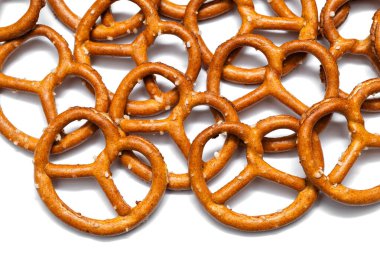 Beyaz arka planda küçük tuzlu Brezeller. Alman geleneksel atıştırmalıkları.