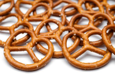 Beyaz arka planda tuzlu Brezeller. Alman geleneksel atıştırmalıkları.