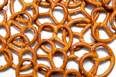 Beyaz arkaplanda küçük Brezeller grubu. Alman geleneksel atıştırması.