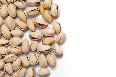 Beyaz arka planda fıstıklar