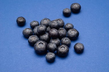 Mavi arkaplanda yabanmersini