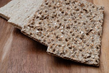 Tahta yüzeyde gevrek diyet ekmeği.