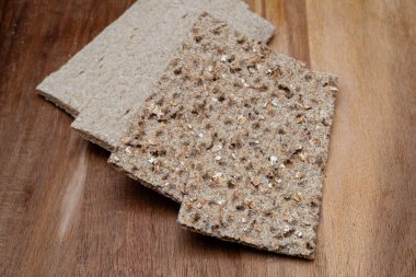 Tahta yüzeyde gevrek ekmek çubukları