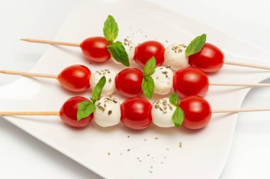 Domates ve fesleğen yapraklı şişler.