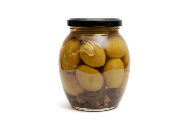 Beyaz arka planda cam kavanozda yeşil zeytinler