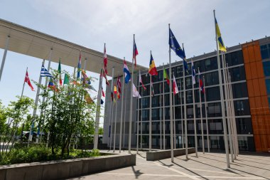 Lüksemburg, Lüksemburg - 2 Mayıs 2025: Lüksemburg 'daki Avrupa Parlamentosu topraklarında AB ülkelerinin bayrakları