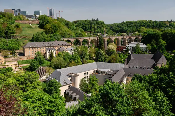 Lüksemburg 'da doğa ve taş demiryolu köprüsü olan güzel bir manzara.