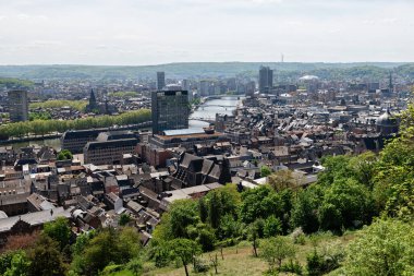 Güneşli bir günde Belçika 'nın Liege kentinin panoramik manzarası