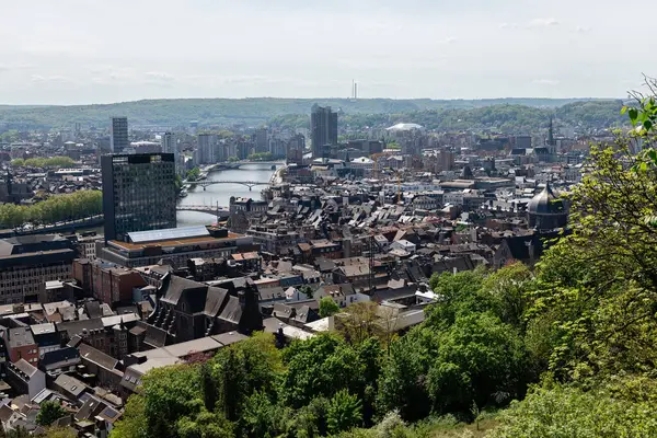 Güneşli bir günde Belçika 'nın Liege kentinin panoramik manzarası