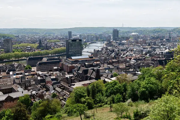 Güneşli bir günde Belçika 'nın Liege kentinin panoramik manzarası