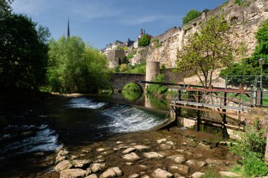 Güneşli bir günde Lüksemburg 'un manzaralarından biri. Nehir ve kemerli taş köprü..