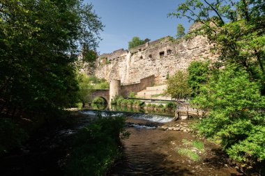Alzette Nehri üzerindeki antik taş köprü. Vaka arkadaşları Bock, Saint Michael Kilisesi.
