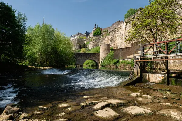 Güneşli bir günde Lüksemburg 'un manzaralarından biri. Nehir ve kemerli taş köprü..