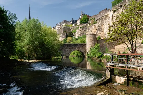 Güneşli bir günde Lüksemburg 'un manzaralarından biri. Nehir ve kemerli taş köprü..