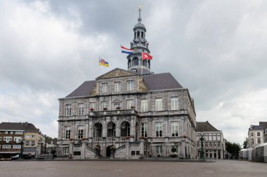 Maastricht, Hollanda - 17 Eylül 2024: Belediyenin manzaralı ana pazar meydanı