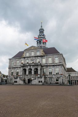 Maastricht, Hollanda - 17 Eylül 2024: Belediyenin manzaralı ana pazar meydanı