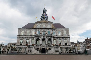 Maastricht, Hollanda - 17 Eylül 2024: Belediyenin manzaralı ana pazar meydanı