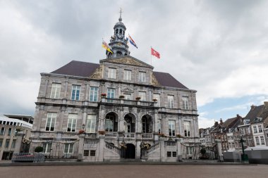 Maastricht, Hollanda - 17 Eylül 2024: Belediyenin manzaralı ana pazar meydanı