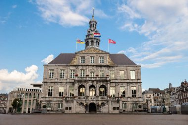 Maastricht, Hollanda - 17 Eylül 2024: Belediyenin manzaralı ana pazar meydanı