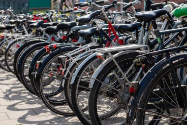 Amsterdam 'da Sloterdijk istasyonunun yakınında büyük bir bisiklet parkı. Yaz, güneşli gün.