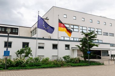 Avrupa Birliği ve Almanya 'nın bayrağı Bonn, Almanya' daki Bundeshaus binasının üzerinde