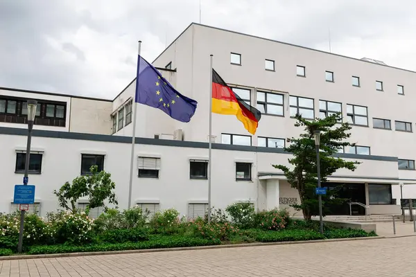 Avrupa Birliği ve Almanya 'nın bayrağı Bonn, Almanya' daki Bundeshaus binasının üzerinde