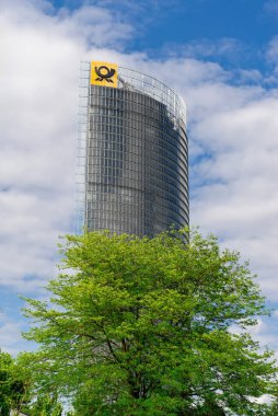 Bonn, Almanya - 6 Haziran 2025: Almanya Bonn 'daki Deutsche Post şirket kulesi binası