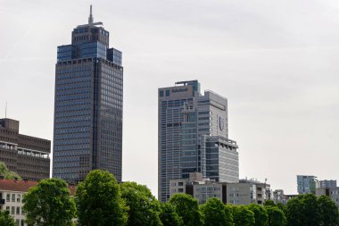 Amsterdam, Hollanda - 21 Mayıs 2025: Güneşli bir günde Rabobank ve Phillips 'in yüksek binalar ofisi