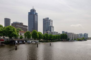 Amsterdam, Hollanda - 21 Mayıs 2025: Güneşli bir günde Rabobank ve Phillips 'in yüksek binalar ofisi