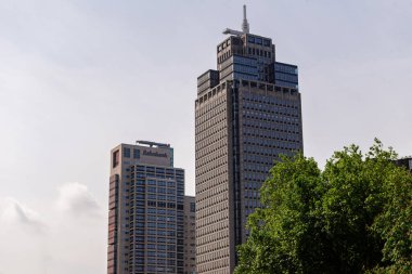 Amsterdam, Hollanda - 21 Mayıs 2025: Güneşli bir günde Rabobank ve Phillips 'in yüksek binalar ofisi
