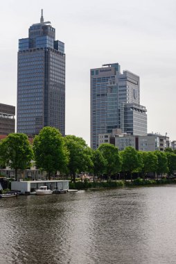 Amsterdam, Hollanda - 21 Mayıs 2025: Güneşli bir günde Rabobank ve Phillips 'in yüksek binalar ofisi