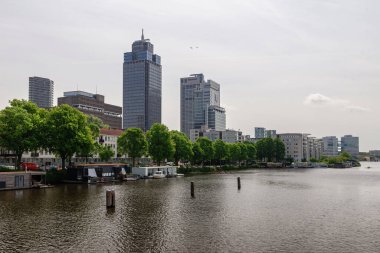 Amsterdam, Hollanda - 21 Mayıs 2025: Güneşli bir günde Rabobank ve Phillips 'in yüksek binalar ofisi