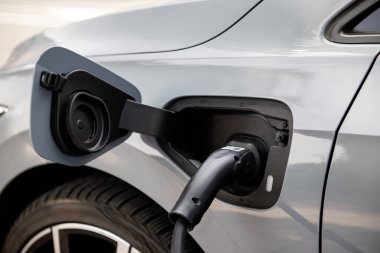 Prize bağlı elektrikli araba şarjı arabayı şarj ediyor. Yakın plan..