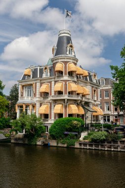 Hollanda, Amsterdam 'da çizgili tenteli tarihi kanal evi.