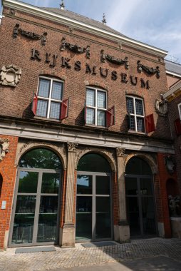 Amsterdam, Hollanda 21 Mayıs 2025: Güneşli bir günde Rijksmuseum binası.