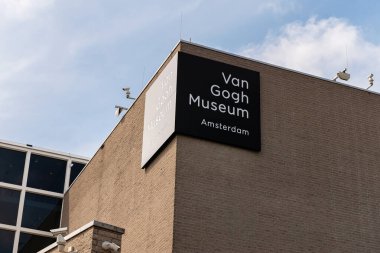 Amsterdam, Hollanda 21 Mayıs 2025: Van Gogh Müzesi 'nden Amsterdam cephesi üzerine logo.