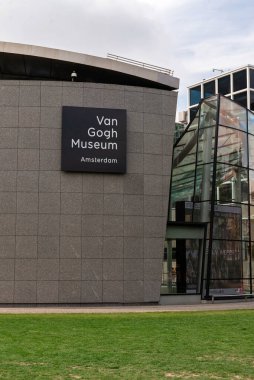 Amsterdam, Hollanda, 21 Mayıs 2025: Van Gogh Müzesi ve Amsterdam 'da inşaat cephesi logosu