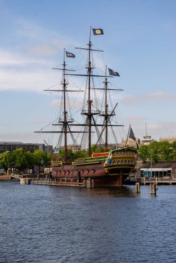 Amsterdam, Hollanda - 21 Mayıs 2025: 17. yüzyıl VOC yelkenli gemisi Amsterdam 'ın büyük bir kopyası, Ulusal Denizcilik Müzesi' nde demirli.