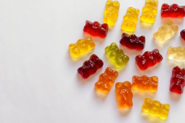 Beyaz arka planda farklı renkte Haribo jelibon ayılar.