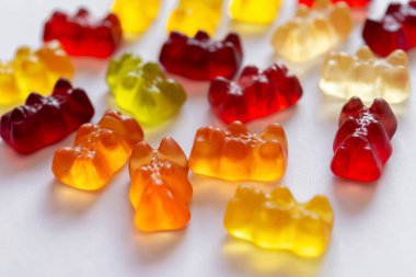 Beyaz arka planda farklı renkte Haribo jelibon ayılar.