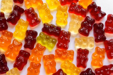 Beyaz arka planda farklı renkte Haribo jelibon ayılar.