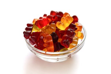 Beyaz arka planda farklı renkte Haribo jelibon ayılar.