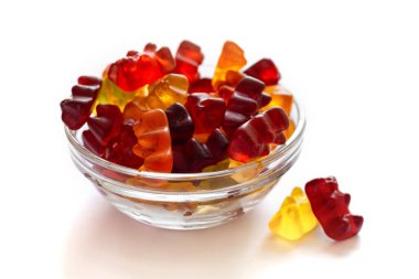 Beyaz arka planda farklı Haribo jelibon ayıları.