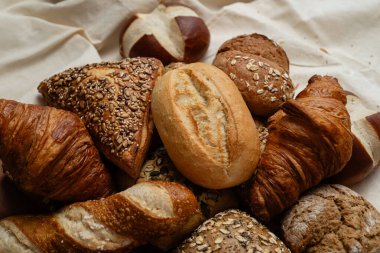 Çeşitli kabuklu Alman ekmekleri ve yumuşak hamur işleri lezzetli bir ziyafet sunar. Kahvaltı ve kahvaltı için birebirdir.