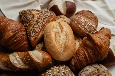Çeşitli kabuklu Alman ekmekleri ve yumuşak hamur işleri lezzetli bir ziyafet sunar. Kahvaltı ve kahvaltı için birebirdir.