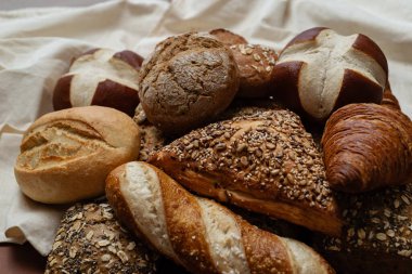 Çeşitli kabuklu Alman ekmekleri ve yumuşak hamur işleri lezzetli bir ziyafet sunar. Kahvaltı ve kahvaltı için birebirdir.