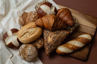 Kraker ve kruvasan da dahil olmak üzere çeşitli Alman hamur işleri.