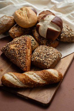 Çeşitli kabuklu Alman ekmekleri ve yumuşak hamur işleri lezzetli bir ziyafet sunar. Kahvaltı ve kahvaltı için birebirdir.